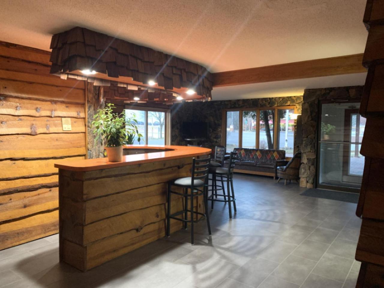 Bridge Inn Tomhawk - 2Nd Floor, 1 King Size Bed, Balcony, River View Tomahawk Exteriér fotografie