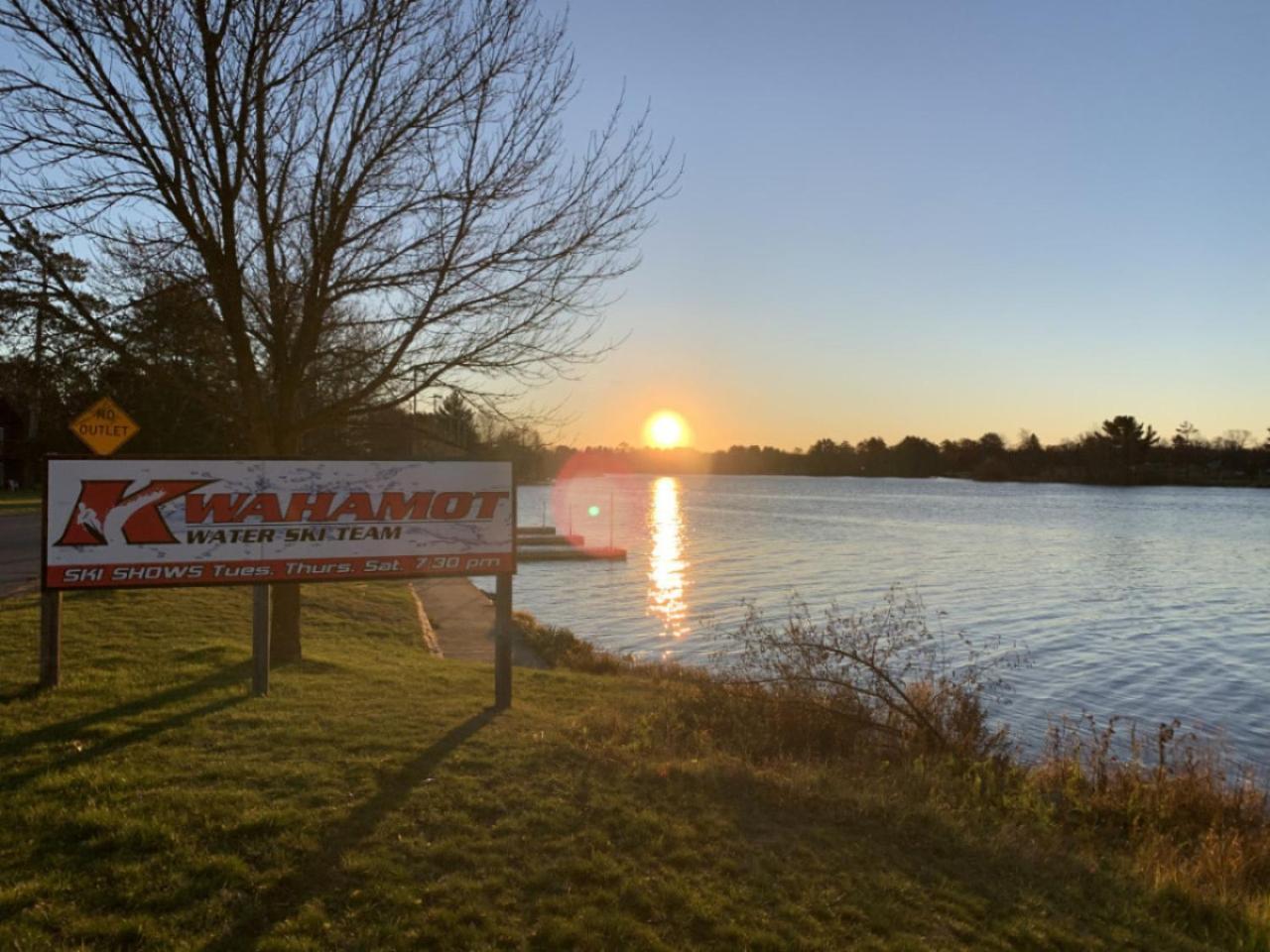 Bridge Inn Tomhawk - 2Nd Floor, 1 King Size Bed, Balcony, River View Tomahawk Exteriér fotografie