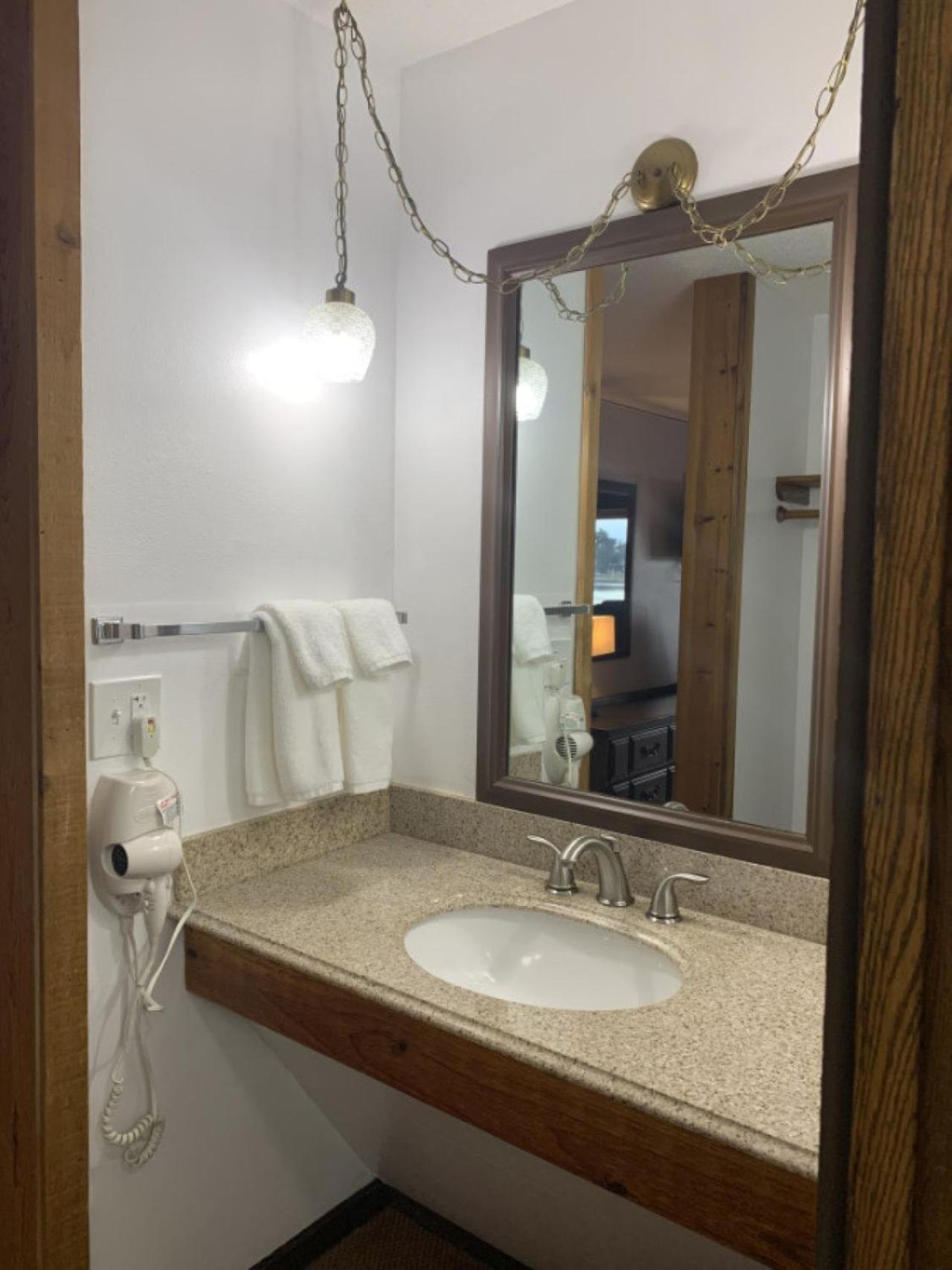 Bridge Inn Tomhawk - 2Nd Floor, 1 King Size Bed, Balcony, River View Tomahawk Exteriér fotografie
